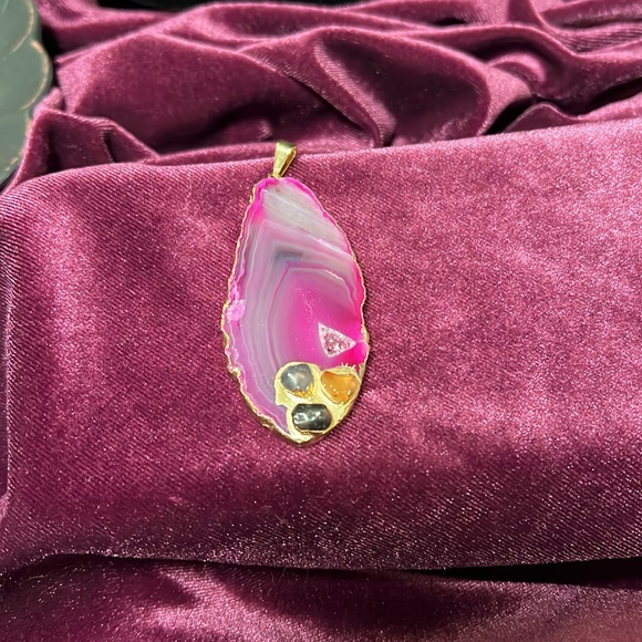 Agate Geode Slice Pendant gilded with gold plating and three gemstones. - Picture 11 of 12